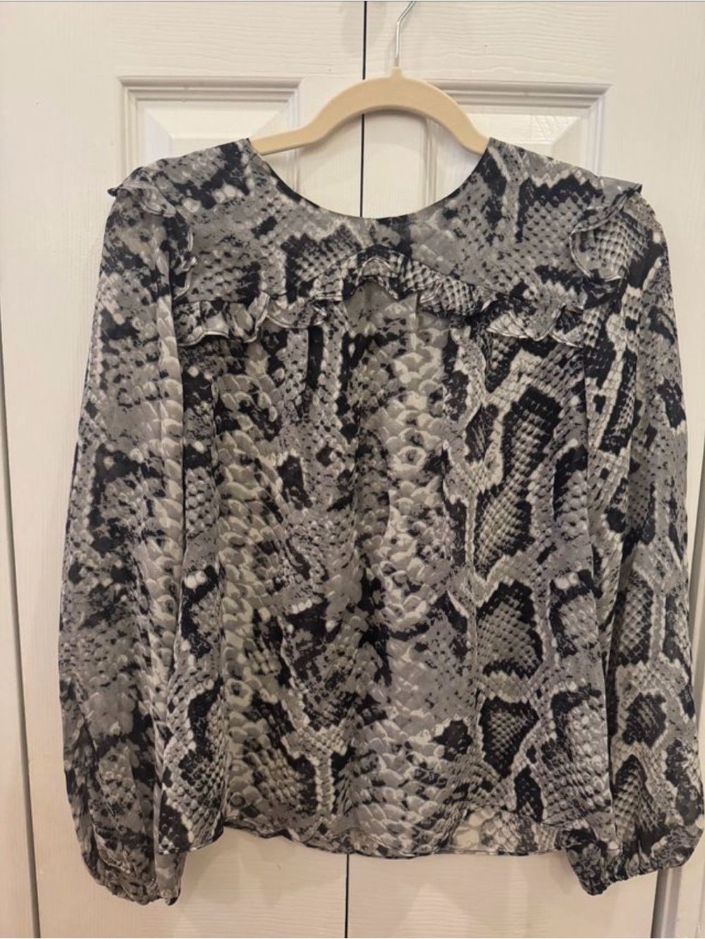 Nieves Lavi Gray Snake-Print Ruffle Blouse